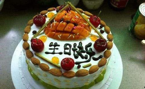 娱乐吃瓜酱哥哥切蛋糕,甜蜜瞬间引网友热议